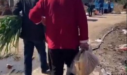 临沂网红大爷红衣哥吃瓜,趣味横生引网友热议